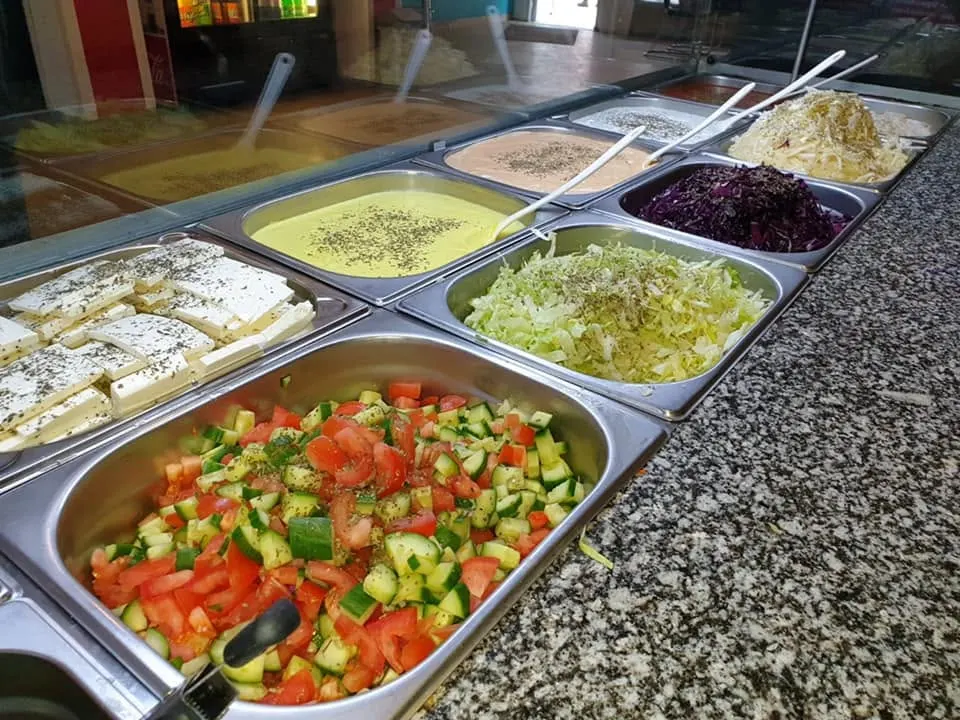 Frische Salatbar bei Ali's Restaurant: Tomate-Gurke-Salat, Weißkraut, Rotkohl, Käse und Saucen in Edelstahlbehältern